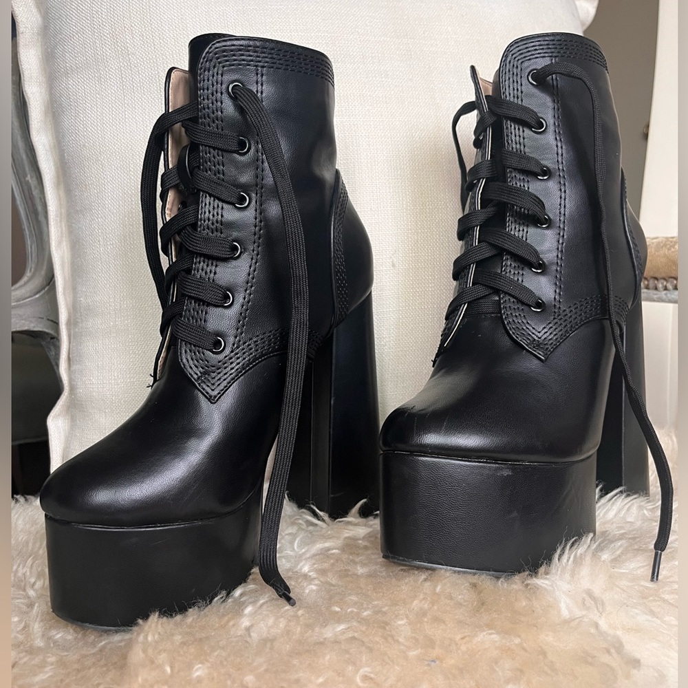 NYLA platform lace up boots. Black Size 6. Barely been worn.